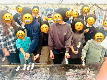 みんなで食材を焼く様子