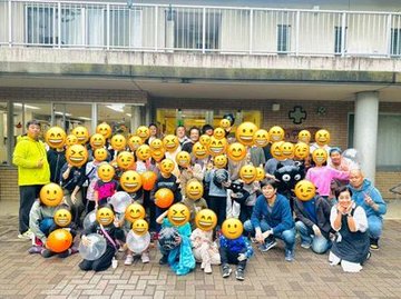 施設の前での集合写真